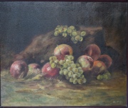 E.F.D (?) Naturaleza muerta con duraznos y uvas, leo 61 x 50,5 cm.
