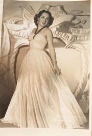 HEINRICH Annemarie. Fotografa de la actriz argentina, ANGELICA ANCHART, ao 1949, mide 11 x 17 cm