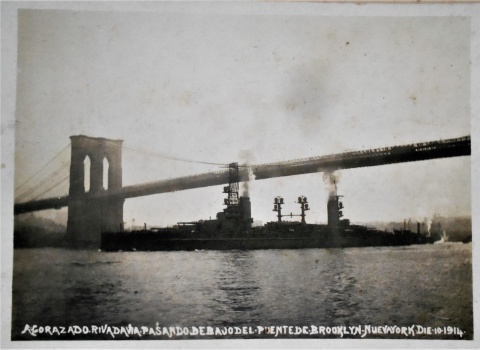 Acorazado Rivadavia. Fotografa del buque argentino, pasando por debajo del puente de Brooklyn en New York. ao 1914,