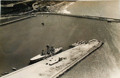Mar del Plata. Fotografa del Puerto, DARSENA DE SUBMARINOS y el ACORAZADO GENERAL BELGRANO, tomada por ULRICO CARNAGHI,