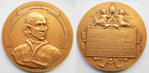 Medalla HOMENAJE DEL PUEBLO ARGENTINO AL PAPA LEON XIII, medalla de bronce dorado, ao 1903. Escultor: J. Lavarello, Cas