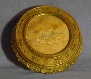 Caja circular, Est. Francs, tapa con decoracin de bordado. Averas. Dimeetro 14 cm.