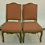 Dos sillas Regence. Tapizado geomtrico color brique.