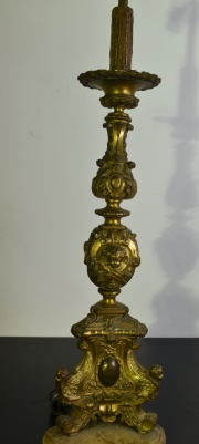 Candelero de bronce ornado con angelitos y roleos. Faltantes, tranformado en lmpara 2 luces. Alto total 93 cm.
