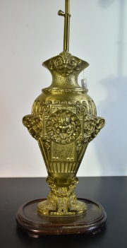 Vaso de bronce, transformado en lmpara, con base de madera, 2 luces. Dec. de cabezas de ngeles. 83 cm