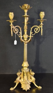 Candelero de madera con chapas de bronce repujadas, decoracin cruces y ngeles, 1 vela. Abolladuras. Alto 81 cm
