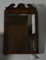 Antiguo Espejo de pared, averas, con marco madera de nogal. Mide 46 x 30 cm.