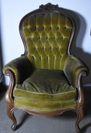 Par de sillones estilo Victoriano de caoba. Tapizado en pana verde capiton, deterioros.