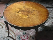Mesa ratona circular, marquetera floral y aplicaciones de bronce, falta un regatn. Dimetro 78,5 cm Alto 47 cm.