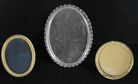 Tres Marcos portarretratos distintos. De bronce con decoracin de guardas. El mayor 17 cm. (1-1-1)