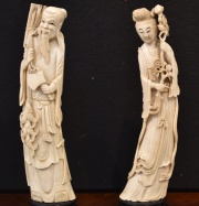 Leador y Dama con rameados, dos figuras chinas talladas. Con bases. Alto: 31 cm.