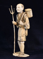 Pescador con tridente, escultura tallada, japonesa. Alto: 27 cm. Pequeos desperfectos.