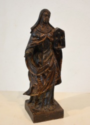 Santa Efigenia con una casa en su mano izquierda, talla en madera policromada. Per. Alto: 24 cm.