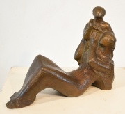 Mujer y Nio, bronce de Fioravanti, frente 24,5 cm. Alto 17 cm.