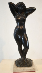 Gavito, Figura femenina de pie, bronce de 32,5 cm. Cachet de Gal. Wildenstein. Expo. ao 1981, N 12.