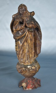 Virgen orando sobre nubes y ngeles, talla madera. 30 cm.