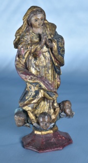 Inmaculada, talla, con tres querubines. 23 cm.