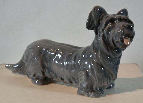 Perro de porcelana esmaltada B&G, dinamarqus