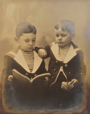 Dos Hermanos, fotografa de gelatina de plata, mide: 30 x 24 cm.