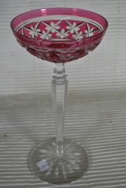 Alta copa tallada, color neutro y rub. 24 cm.