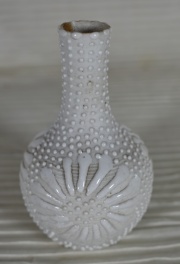 Pequeo Vaso en esmalte blanc de Chine. Alto 11 cm.