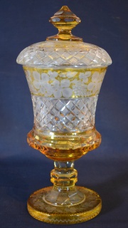 Copn de cristal con decoracin de la vid, neutro y amarillo