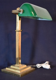 Lmpara de escritorio de bronce dorado con tulipa de vidrio verde. 45 cm.