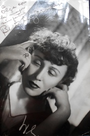 WILENSKY SIVUL, fotografa artstica de BERTA SINGERMAN, dedicada y firmada por la actriz. Mide: 11 x 17 cm.