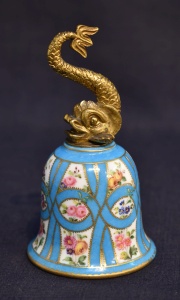 Campana de porcelana con delfin de bronce. Peq. restauracin.