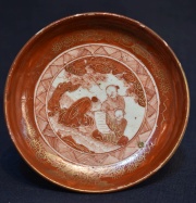Plato Kutani, porcelana con esmalte brick.Dimetro 11 cm.