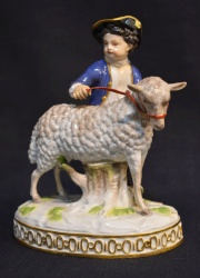 Nio con oveja, figura porcelana Meissen.