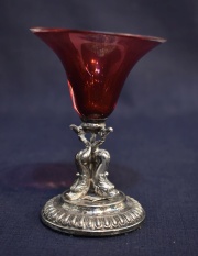 Pequeo vaso cristal rub con base de plata. 11 cm.