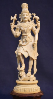 Deidad Hind, figura de marfil sobre base de madera.