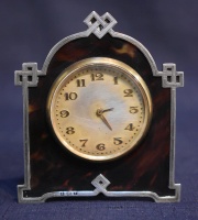 Pequeo reloj de mesa ingls de carey. 9,8 cm.