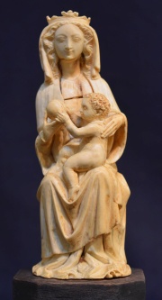 Virgen con Nio sosteniendo el orbe, talla marfil. Pequeos deterioros.