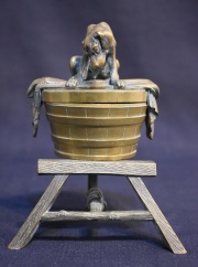 Perro sobre un barril, pequeo bronce. 14,2 cm.