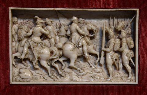 Napolen con sus tropas, altorrelieve en marfil. 5,7 x 9,5 cm