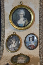 Bando con 14 miniaturas, encabezado por Napolen y Mara Luisa de Austria.