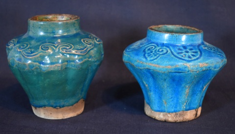 Dos vasos de cermica china, esmalte azul. Alto 11,5 cm
