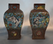 Par de vasos chinos de bronce cloisonn. Alto: 21,5 cm.