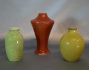 Tres pequeos vasos, verde agua, amarillento y ocre, uno cachado