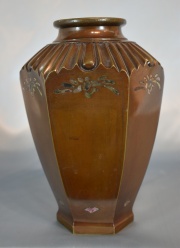 Vaso de bronce japons, con incrustaciones. Alto: 23,6 cm