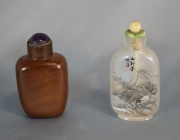 Dos Snuff bottles, uno de vidrio pintado y otro de piedra marrn
