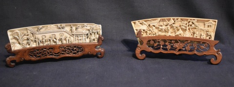Dos relieves chinos de marfil tallado. En bases de madera (pequeos desperfectos).