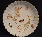 Plato de porcelana alemana con decoracin de mariposas.