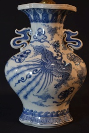 Pequeo vaso chino de porcelana transformado en lmpara.