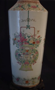 Vaso chino de porcelana con decoracin de canasta con flores.