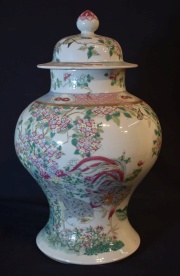 Potiche chino de porcelana dec.floral y ria de gallos con tapa