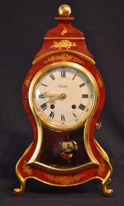 Reloj Zenith con mnsula, bord y dorado. Alto: 45 cm. Total: 60 cm.