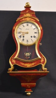 Reloj Zenith con mnsula, bord y dorado. Alto: 45 cm. Total: 60 cm.